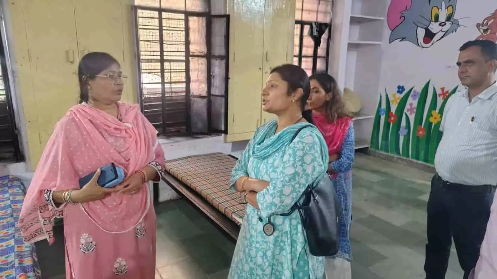 तस्वीर में भीलवाड़ा की सचिव रश्मि आर्य कमरे के भीतर अधिकारियों के साथ बातचीत करती हुई दिख रही हैं। तस्वीर में भीलवाड़ा की सचिव रश्मि आर्य कमरे के भीतर अधिकारियों के साथ बातचीत करती हुई दिख रही हैं।