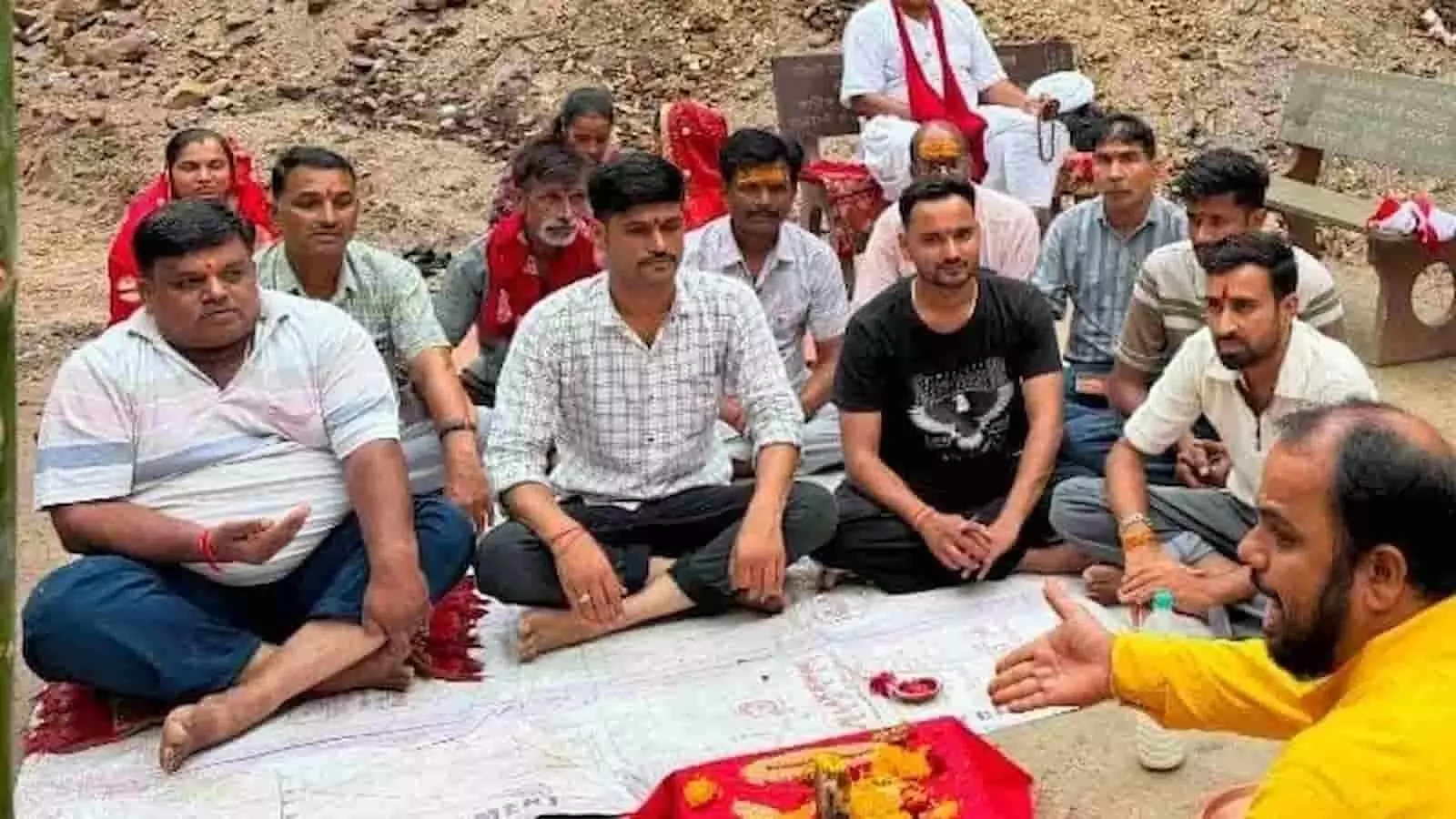 कमलनाथ महादेव मंदिर परिसर में आयोजित शिलान्यास समारोह के दौरान पूजा करते श्रद्धालु कमलनाथ महादेव मंदिर परिसर में आयोजित शिलान्यास समारोह के दौरान पूजा करते श्रद्धालु