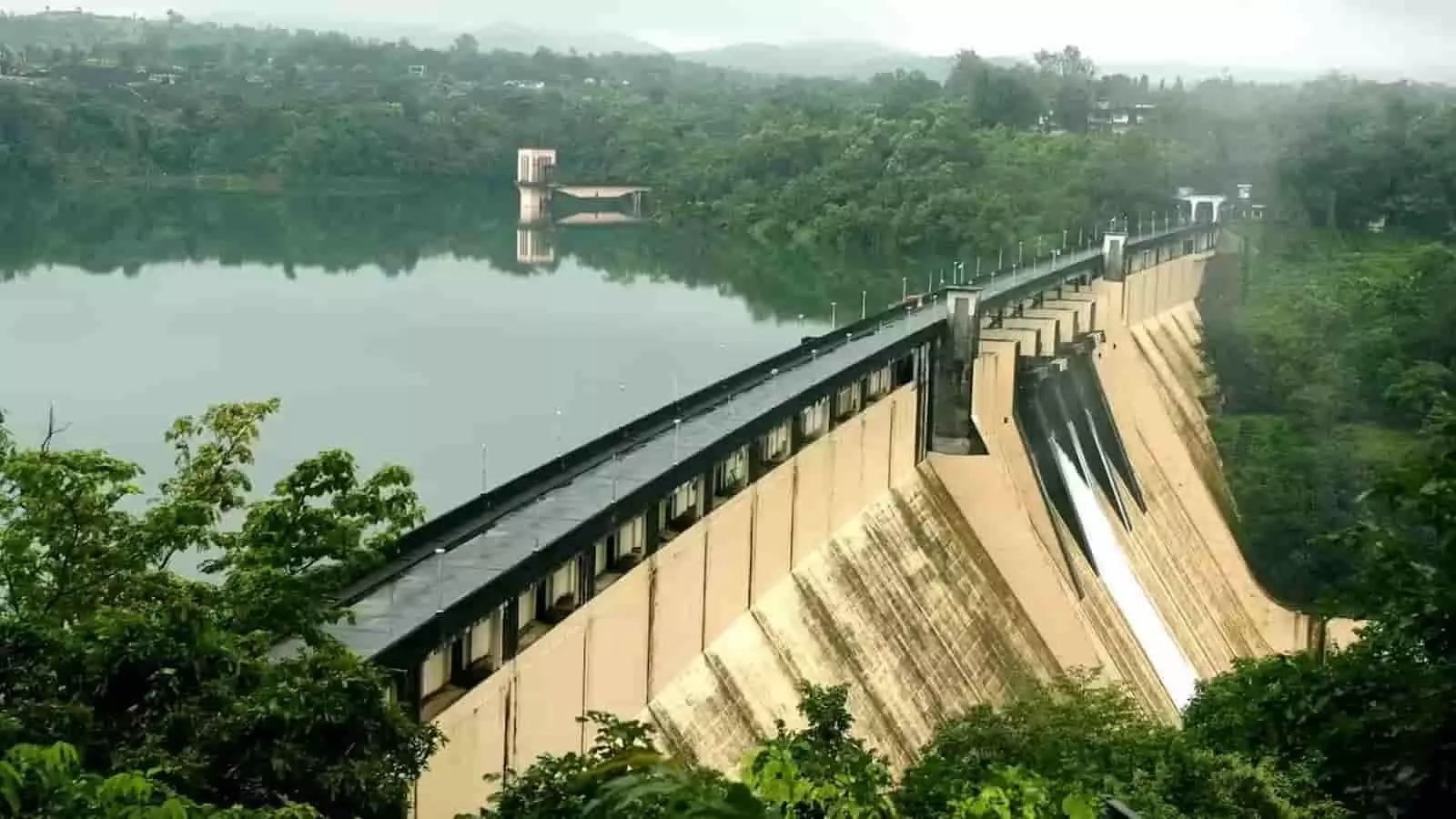 तस्वीर में मुंबई की भारी बारिश के बाद पानी से भरी झील और ओवरफ्लो होता बांध दिख रहा है। तस्वीर में मुंबई की भारी बारिश के बाद पानी से भरी झील और ओवरफ्लो होता बांध दिख रहा है।