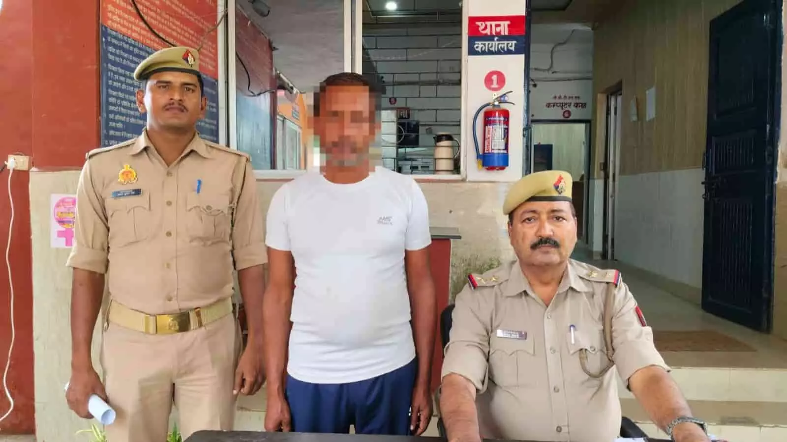 सकलडीहा पुलिस स्टेशन के बाहर पुलिस अधिकारियों के साथ खड़ा आरोपी। सकलडीहा पुलिस स्टेशन के बाहर पुलिस अधिकारियों के साथ खड़ा आरोपी।