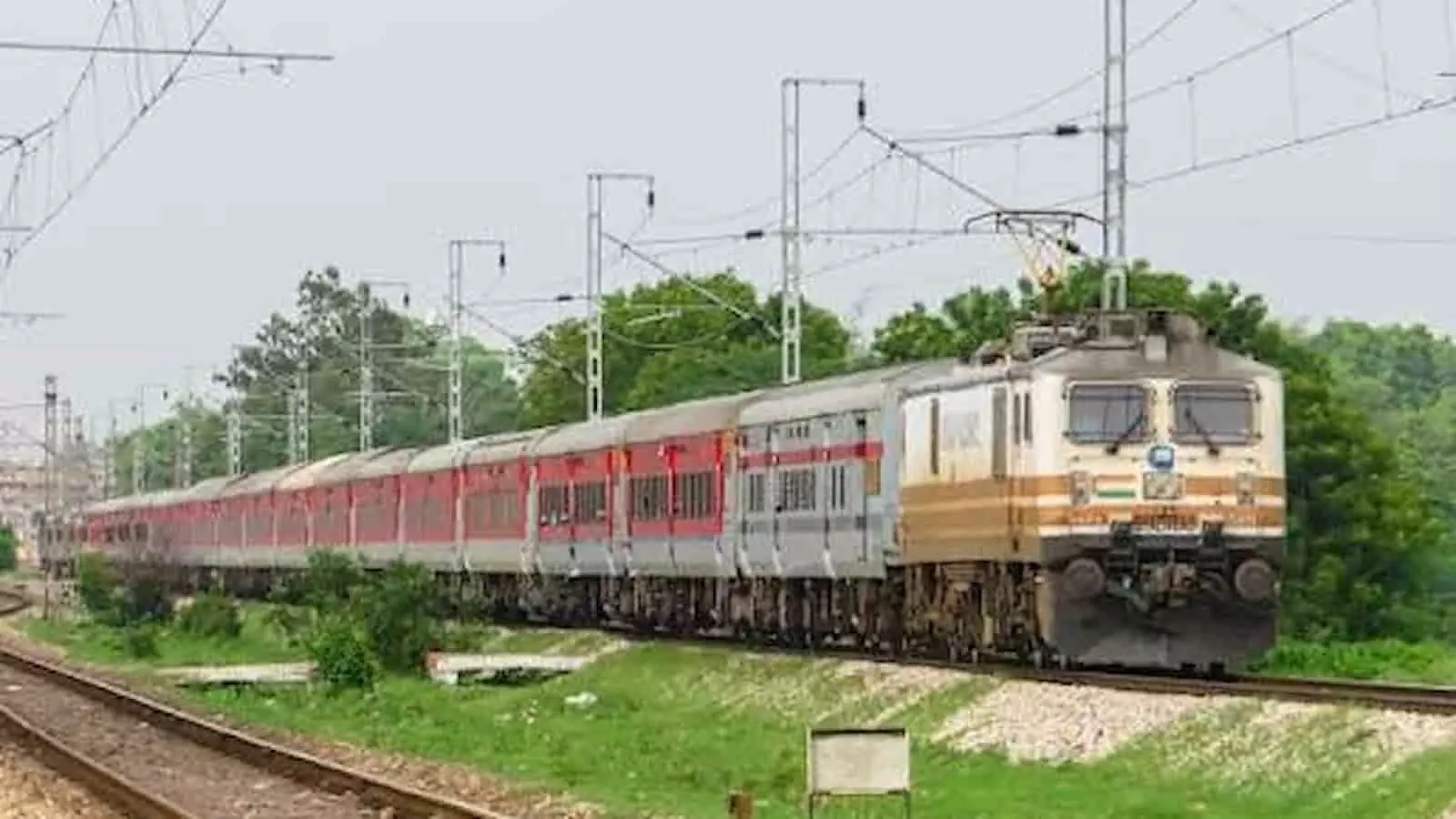 तस्वीर में जयपुर से मुंबई जाने वाली ट्रेन रेलवे ट्रैक पर खड़ी नजर आ रही है। तस्वीर में जयपुर से मुंबई जाने वाली ट्रेन रेलवे ट्रैक पर खड़ी नजर आ रही है।