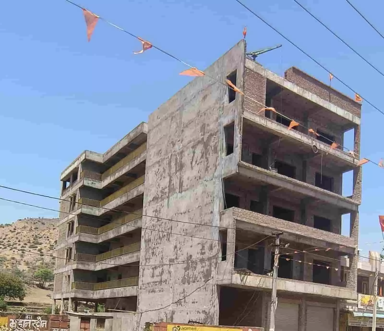 तस्वीर में राजसमंद के केलवाड़ा में बना पांच मंजिला अधूरा व्यावसायिक भवन दिखाई दे रहा है। तस्वीर में राजसमंद के केलवाड़ा में बना पांच मंजिला अधूरा व्यावसायिक भवन दिखाई दे रहा है।