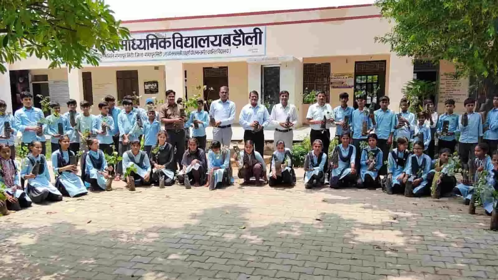 तस्वीर में छात्र और शिक्षक राजकीय उच्च माध्यमिक विद्यालय बडौली में पौधे वितरण के दौरान नजर आ रहे हैं। तस्वीर में छात्र और शिक्षक राजकीय उच्च माध्यमिक विद्यालय बडौली में पौधे वितरण के दौरान नजर आ रहे हैं।
