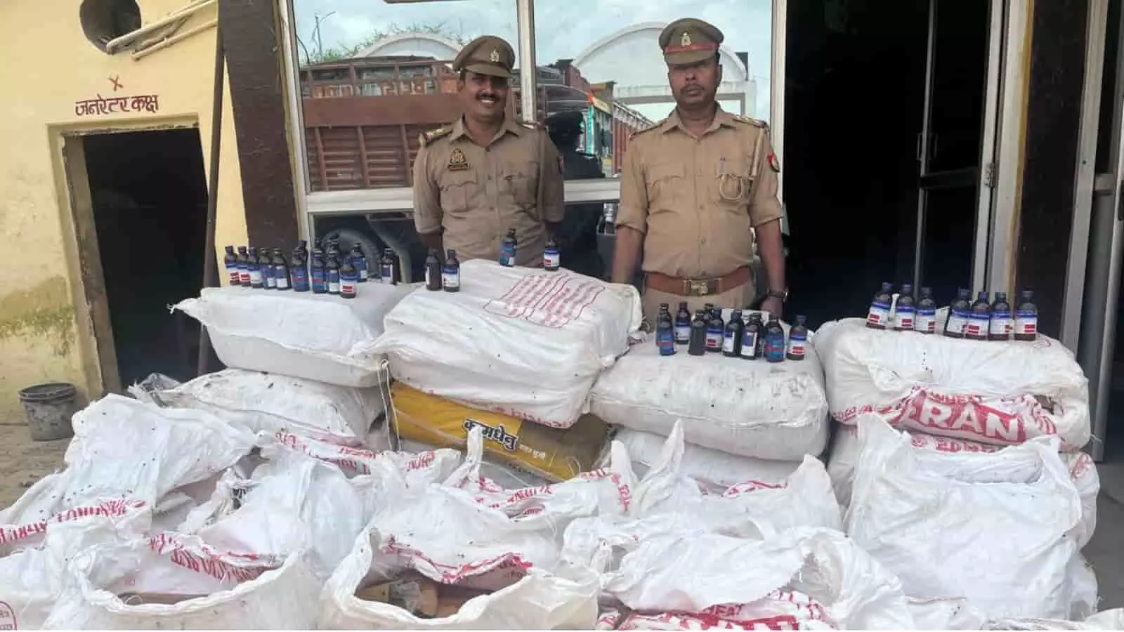 तस्वीर में चंदौली के अलीनगर थाना परिसर में रखी जब्त कफ सिरप की पेटियां दिख रही हैं। तस्वीर में चंदौली के अलीनगर थाना परिसर में रखी जब्त कफ सिरप की पेटियां दिख रही हैं।