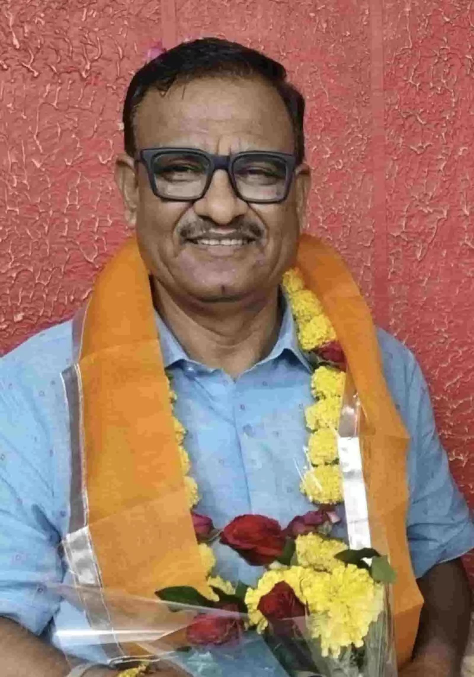 गले में फूलों की माला पहने चश्मा लगाए मुस्कुराते हुए कवि जगदीश सोनी। गले में फूलों की माला पहने चश्मा लगाए मुस्कुराते हुए कवि जगदीश सोनी।