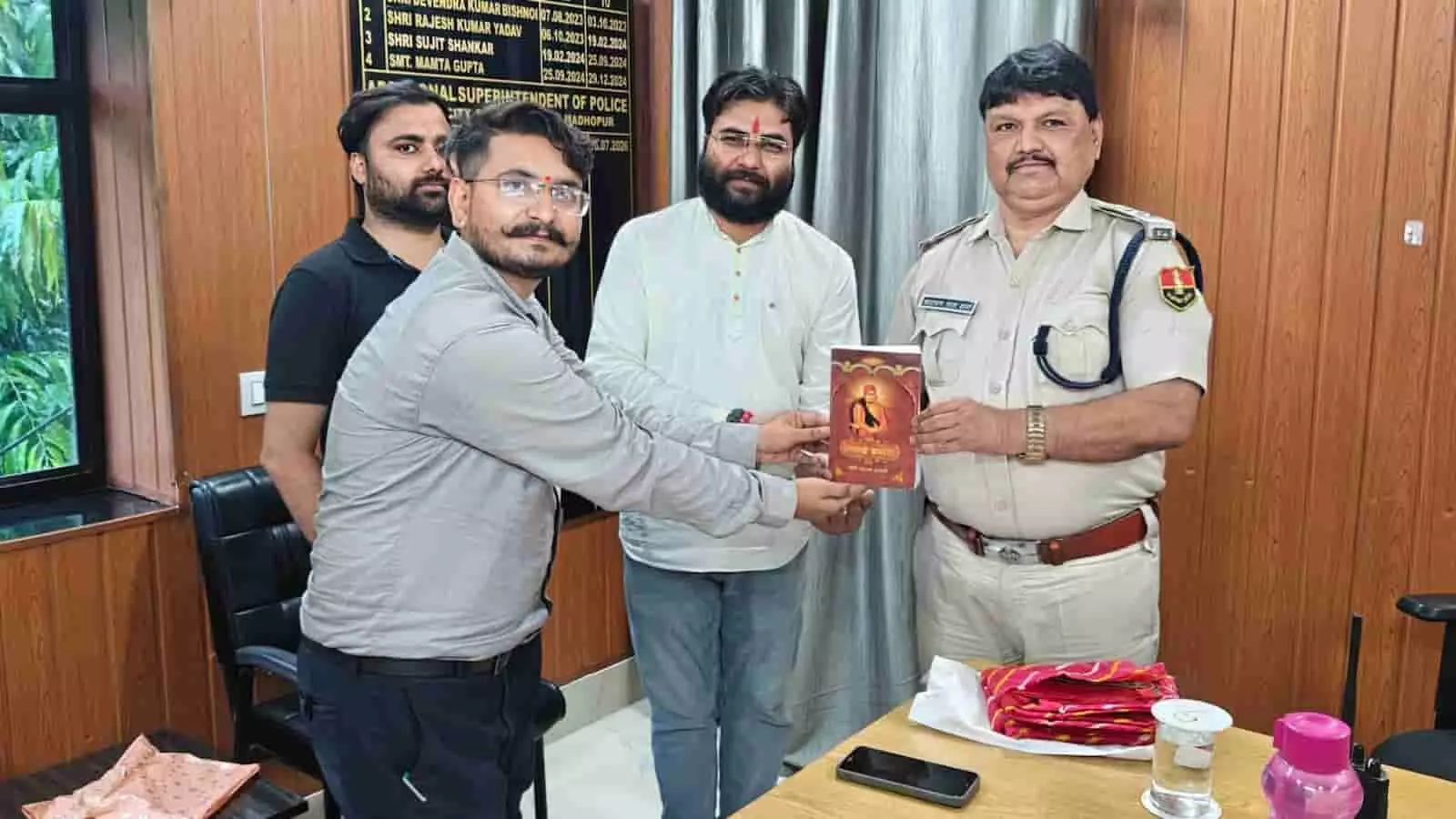 तस्वीर में पुलिस कार्यालय के भीतर युवा प्रतिनिधि नवनियुक्त अतिरिक्त पुलिस अधीक्षक को पुस्तक सौंपते दिख रहे हैं। तस्वीर में पुलिस कार्यालय के भीतर युवा प्रतिनिधि नवनियुक्त अतिरिक्त पुलिस अधीक्षक को पुस्तक सौंपते दिख रहे हैं।