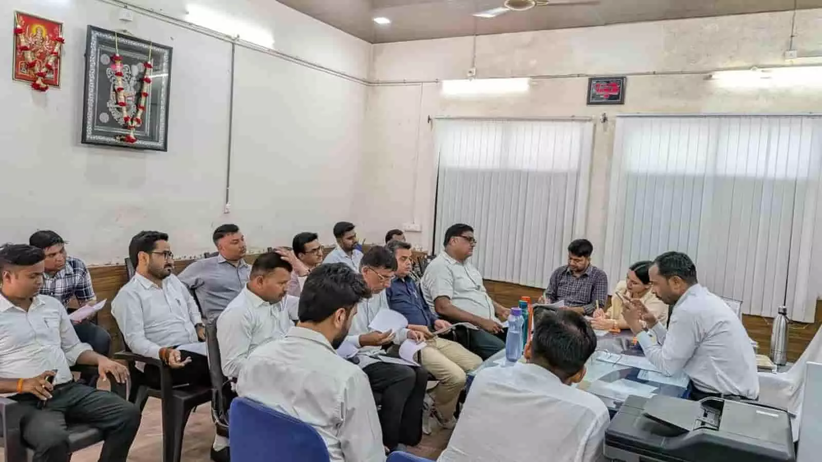 भीलवाड़ा में श्रम विभाग कार्यालय के कमरे में अधिकारियों और व्यापारियों की एक बैठक। भीलवाड़ा में श्रम विभाग कार्यालय के कमरे में अधिकारियों और व्यापारियों की एक बैठक।