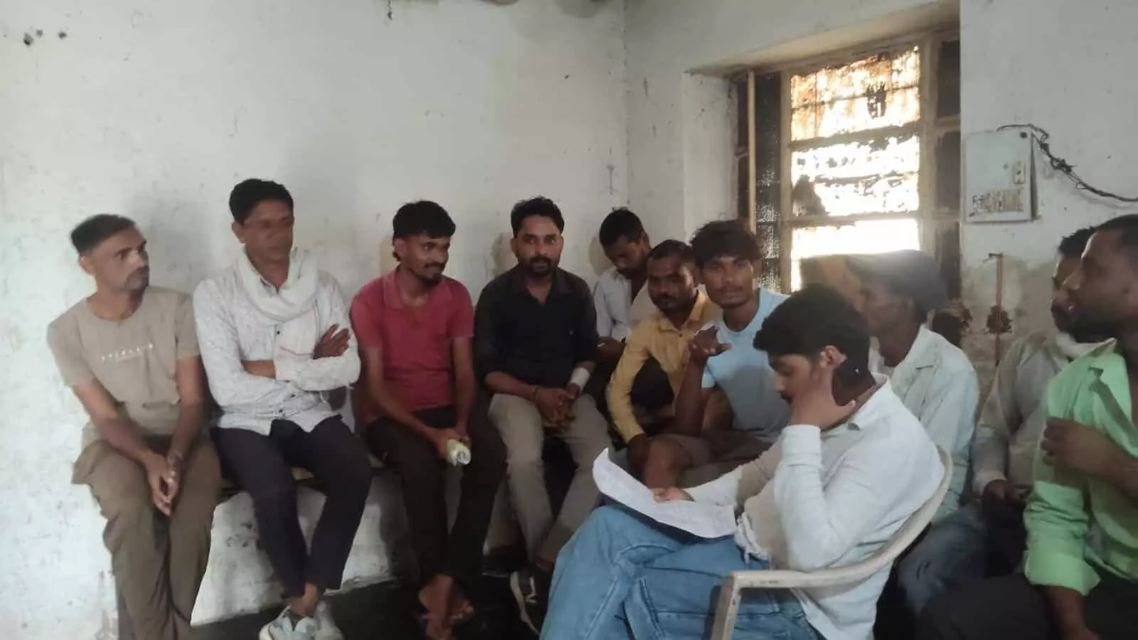 तस्वीर में कार्यालय के अंदर बैठे खैरवाड़ा एफआरटी कर्मचारी ज्ञापन पत्र पढ़ते हुए visible हैं। तस्वीर में कार्यालय के अंदर बैठे खैरवाड़ा एफआरटी कर्मचारी ज्ञापन पत्र पढ़ते हुए visible हैं।