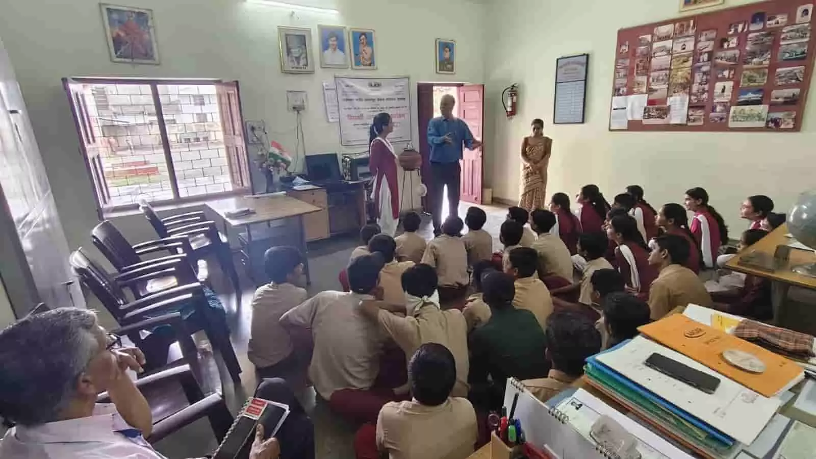तस्वीर में निंबाहेड़ा के स्कूल में जल संरक्षण जागरूकता कार्यक्रम के दौरान बच्चों को संबोधित करते अधिकारी दिख रहे हैं। तस्वीर में निंबाहेड़ा के स्कूल में जल संरक्षण जागरूकता कार्यक्रम के दौरान बच्चों को संबोधित करते अधिकारी दिख रहे हैं।
