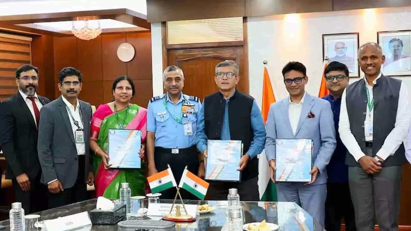 बैठक कक्ष में डीआरडीओ और अदाणी डिफेंस के अधिकारी दस्तावेज़ पकड़े खड़े दिख रहे हैं। बैठक कक्ष में डीआरडीओ और अदाणी डिफेंस के अधिकारी दस्तावेज़ पकड़े खड़े दिख रहे हैं।