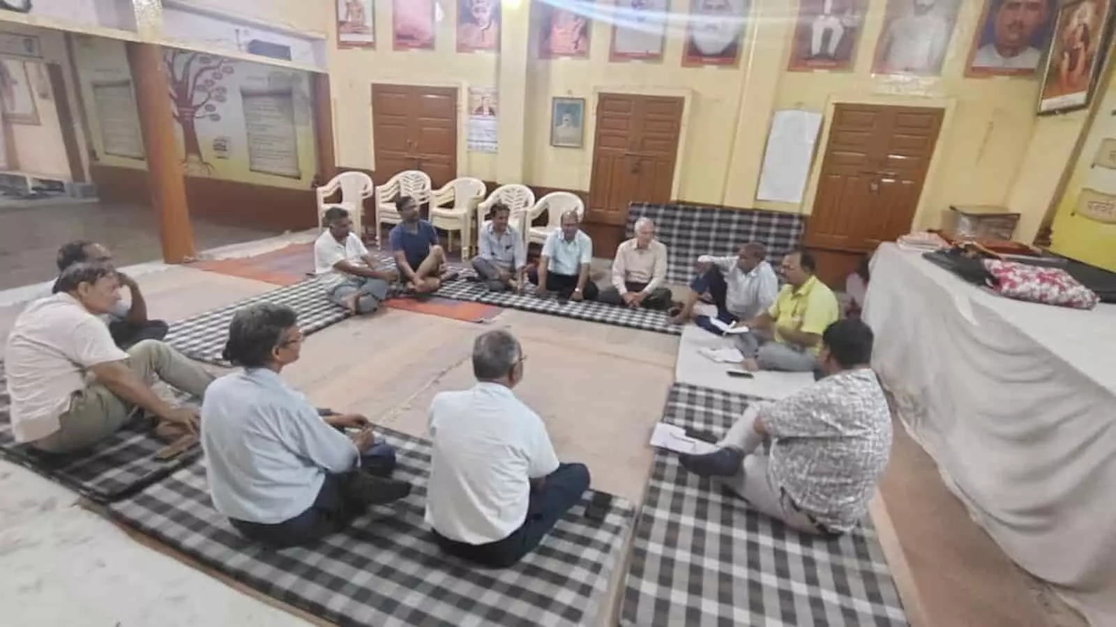 तस्वीर में आर्य समाज मंदिर के हॉल में गद्दों पर बैठकर बैठक करते लोग। तस्वीर में आर्य समाज मंदिर के हॉल में गद्दों पर बैठकर बैठक करते लोग।