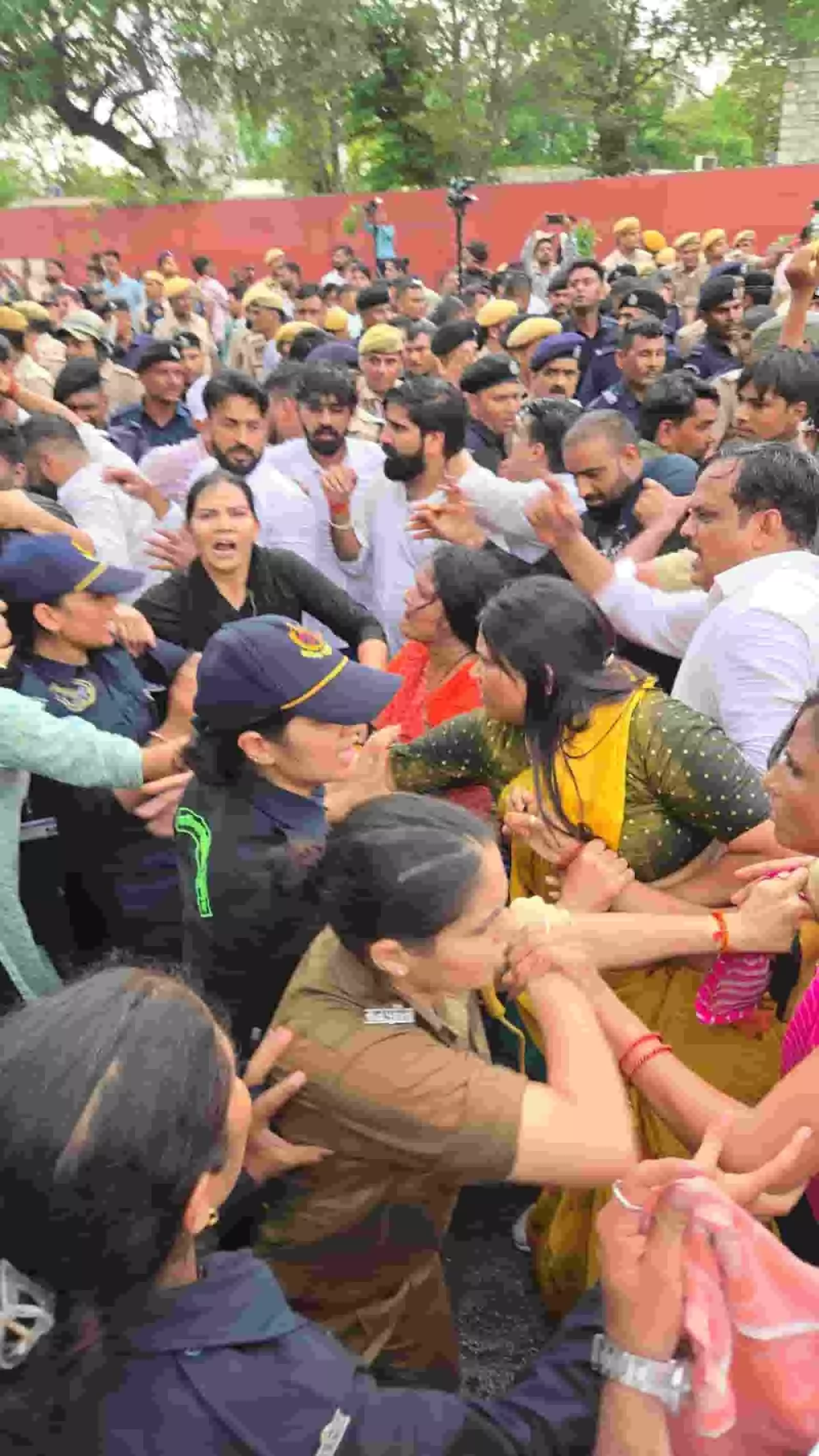 जयपुर में प्रदर्शन के दौरान महिला पुलिसकर्मियों और महिला प्रदर्शनकारियों के बीच होती धक्का-मुक्की। जयपुर में प्रदर्शन के दौरान महिला पुलिसकर्मियों और महिला प्रदर्शनकारियों के बीच होती धक्का-मुक्की।
