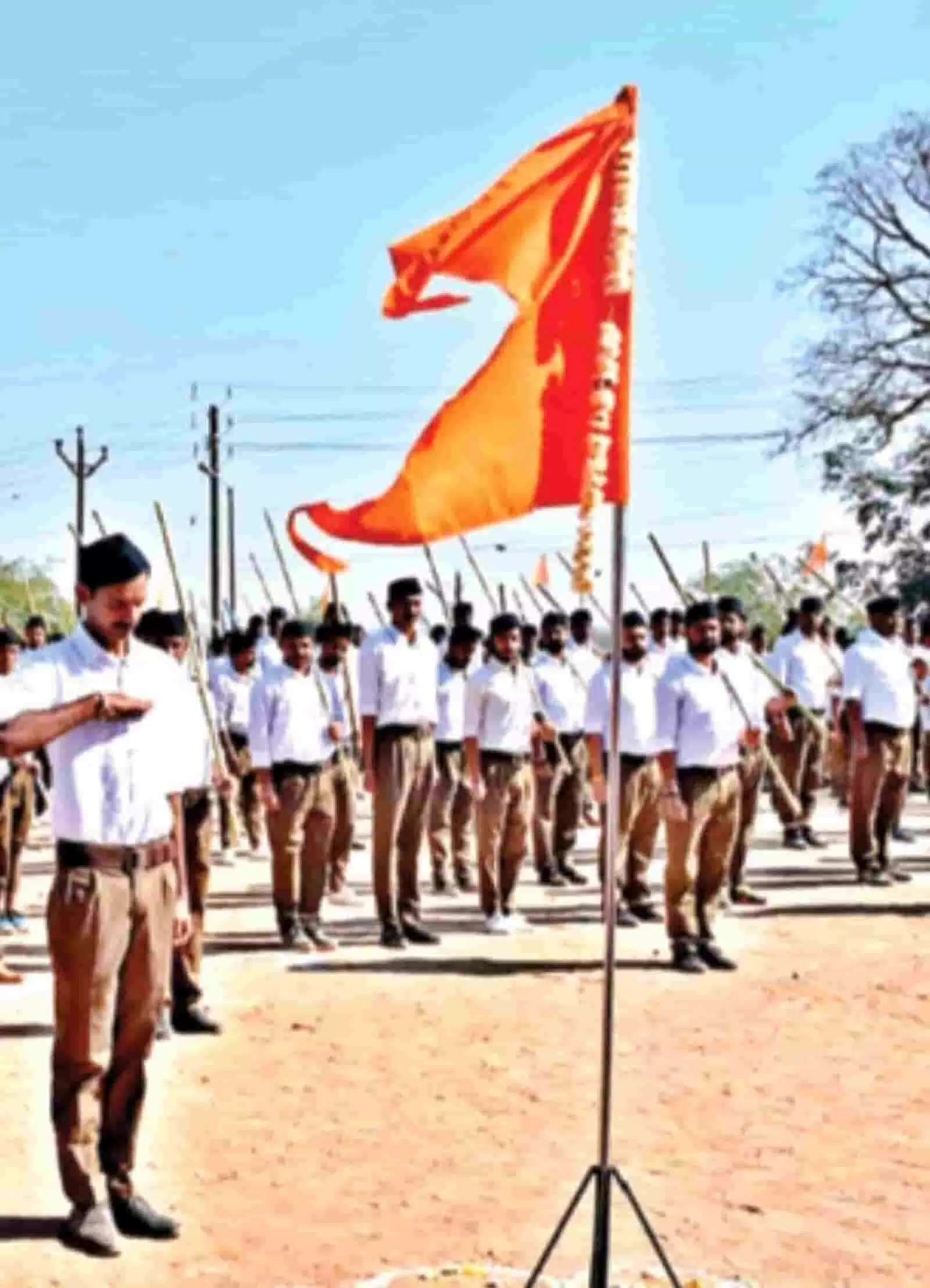 खुले मैदान में फहराते भगवा ध्वज को संघ प्रणाम करते आरएसएस स्वयंसेवक। खुले मैदान में फहराते भगवा ध्वज को संघ प्रणाम करते आरएसएस स्वयंसेवक।