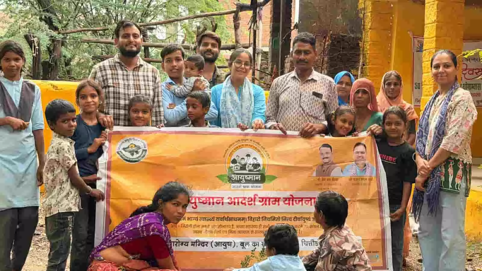तस्वीर में आयुष्मान आरोग्य मंदिर परिसर में पौधा रोपते लोग और बैनर पकड़े बच्चे दिख रहे हैं। तस्वीर में आयुष्मान आरोग्य मंदिर परिसर में पौधा रोपते लोग और बैनर पकड़े बच्चे दिख रहे हैं।