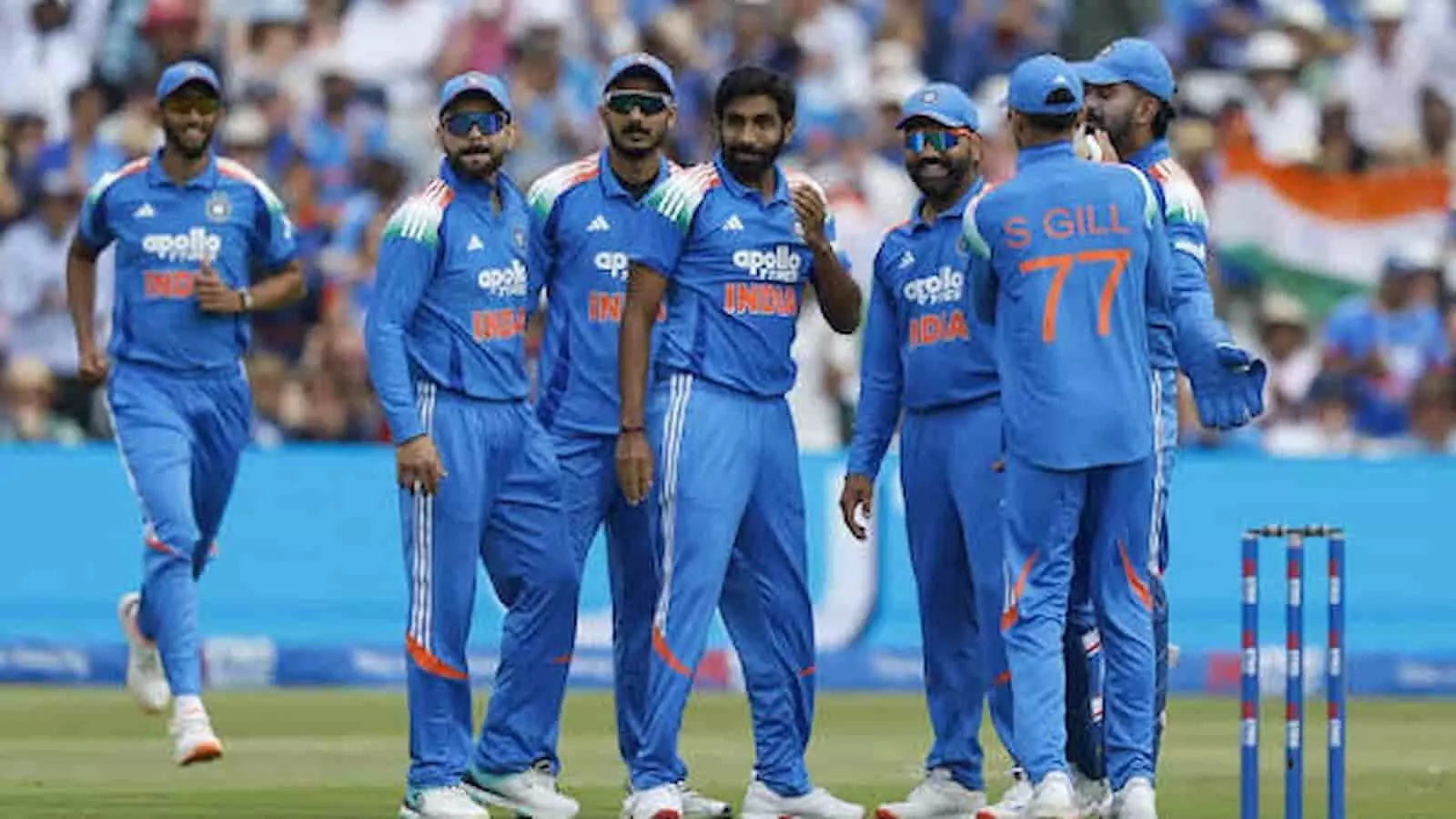 तस्वीर में नीली जर्सी पहने भारतीय क्रिकेट टीम के खिलाड़ी मैदान पर खड़े दिखाई दे रहे हैं। तस्वीर में नीली जर्सी पहने भारतीय क्रिकेट टीम के खिलाड़ी मैदान पर खड़े दिखाई दे रहे हैं।