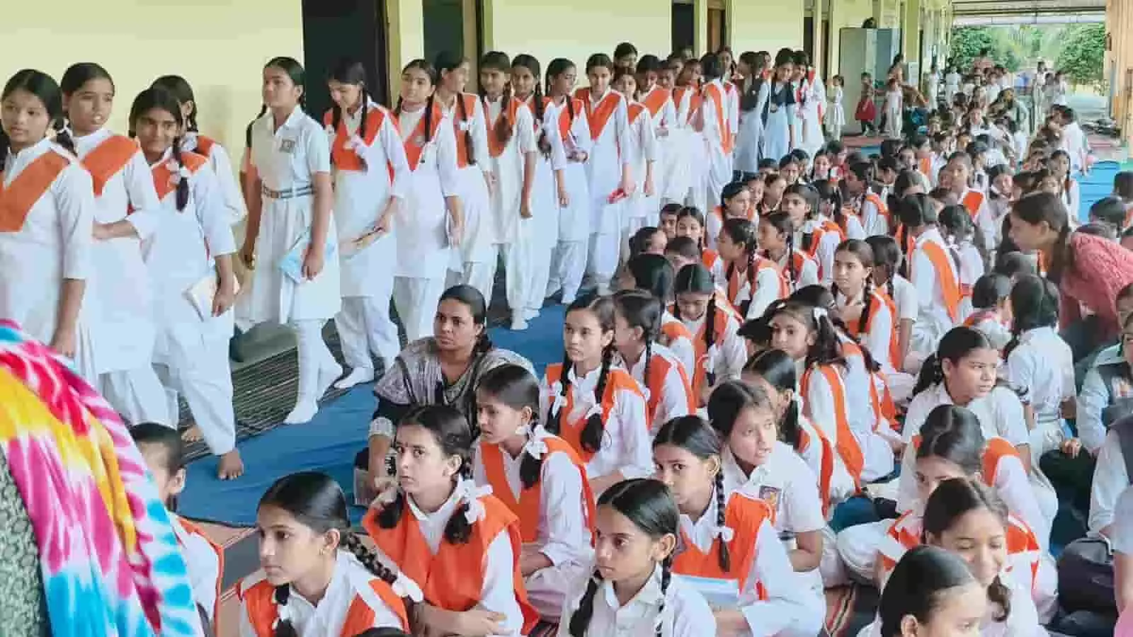 विद्यालय परिसर में कतारबद्ध खड़ी और बैठी स्कूल ड्रेस में छात्राएं विद्यालय परिसर में कतारबद्ध खड़ी और बैठी स्कूल ड्रेस में छात्राएं