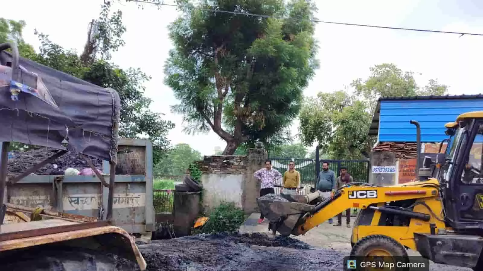 तस्वीर में गंगापुर में जेसीबी से नाले की सफाई करते कर्मचारी और खड़े लोग दिख रहे हैं। तस्वीर में गंगापुर में जेसीबी से नाले की सफाई करते कर्मचारी और खड़े लोग दिख रहे हैं।