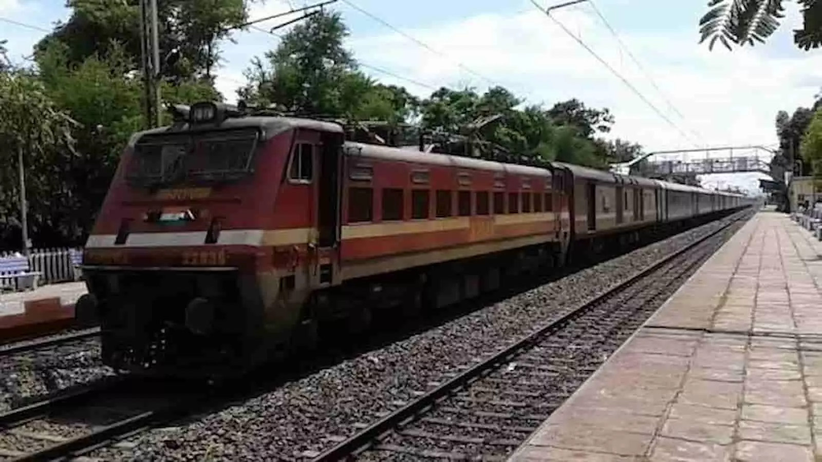 तस्वीर में स्टेशन के पास रेलवे पटरियों पर खड़ी एक ट्रेन दिखाई दे रही है। तस्वीर में स्टेशन के पास रेलवे पटरियों पर खड़ी एक ट्रेन दिखाई दे रही है।