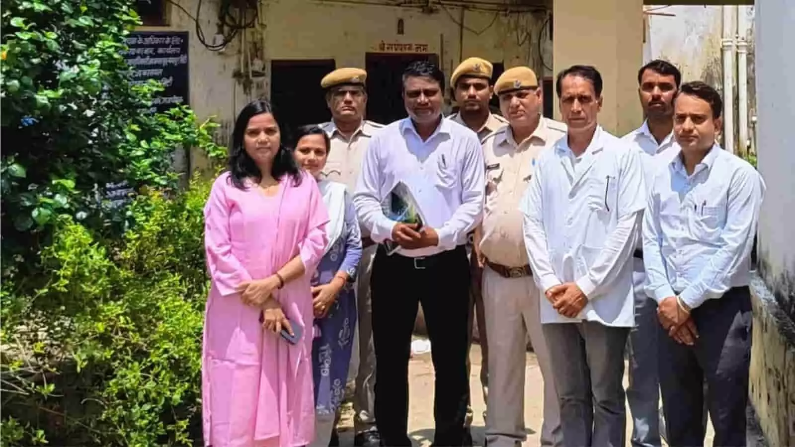तस्वीर में सवाई माधोपुर डीएलएसए सचिव समीक्षा गौतम गंगापुर सिटी में व्यवस्थाओं का निरीक्षण करती हुई। तस्वीर में सवाई माधोपुर डीएलएसए सचिव समीक्षा गौतम गंगापुर सिटी में व्यवस्थाओं का निरीक्षण करती हुई।
