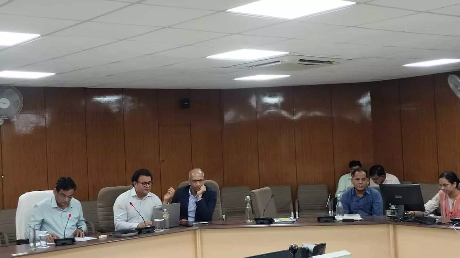 तस्वीर में जयपुर के सभागार में कृषि विभाग की बैठक में बैठे अधिकारी दिख रहे हैं। तस्वीर में जयपुर के सभागार में कृषि विभाग की बैठक में बैठे अधिकारी दिख रहे हैं।
