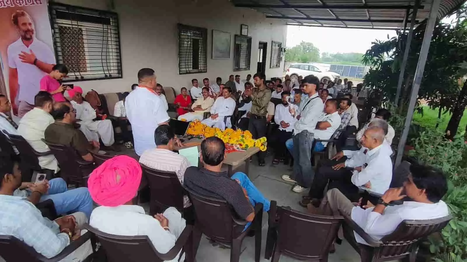 मणावला कांग्रेस कार्यालय परिसर में बैठक के दौरान उपस्थित नेताओं और कार्यकर्ताओं की तस्वीर।