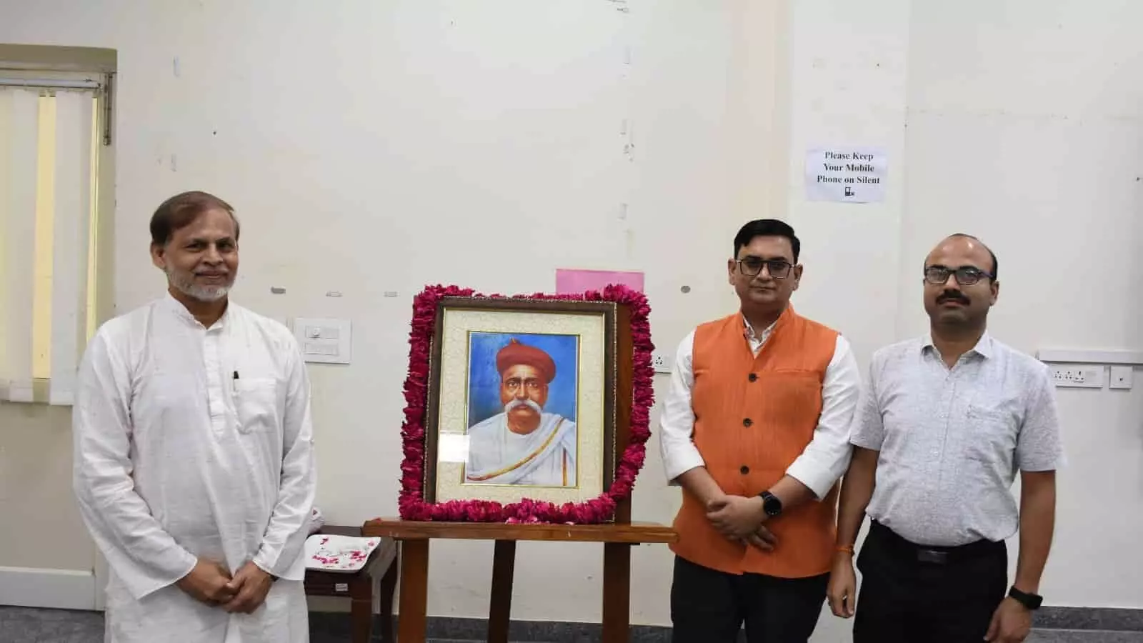 तस्वीर में कुलपति प्रो. आनन्द भालेराव, कुलसचिव अमरदीप शर्मा और वित्त अधिकारी प्रदीप अग्रवाल लोकमान्य तिलक के चित्र के पास खड़े हैं। तस्वीर में कुलपति प्रो. आनन्द भालेराव, कुलसचिव अमरदीप शर्मा और वित्त अधिकारी प्रदीप अग्रवाल लोकमान्य तिलक के चित्र के पास खड़े हैं।