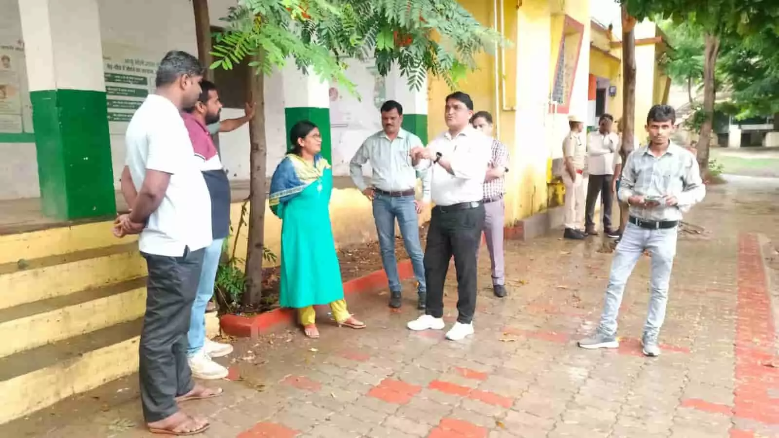 तस्वीर में स्कूल परिसर के बाहर खड़े होकर व्यवस्थाओं का निरीक्षण करते अधिकारी दिख रहे हैं। तस्वीर में स्कूल परिसर के बाहर खड़े होकर व्यवस्थाओं का निरीक्षण करते अधिकारी दिख रहे हैं।