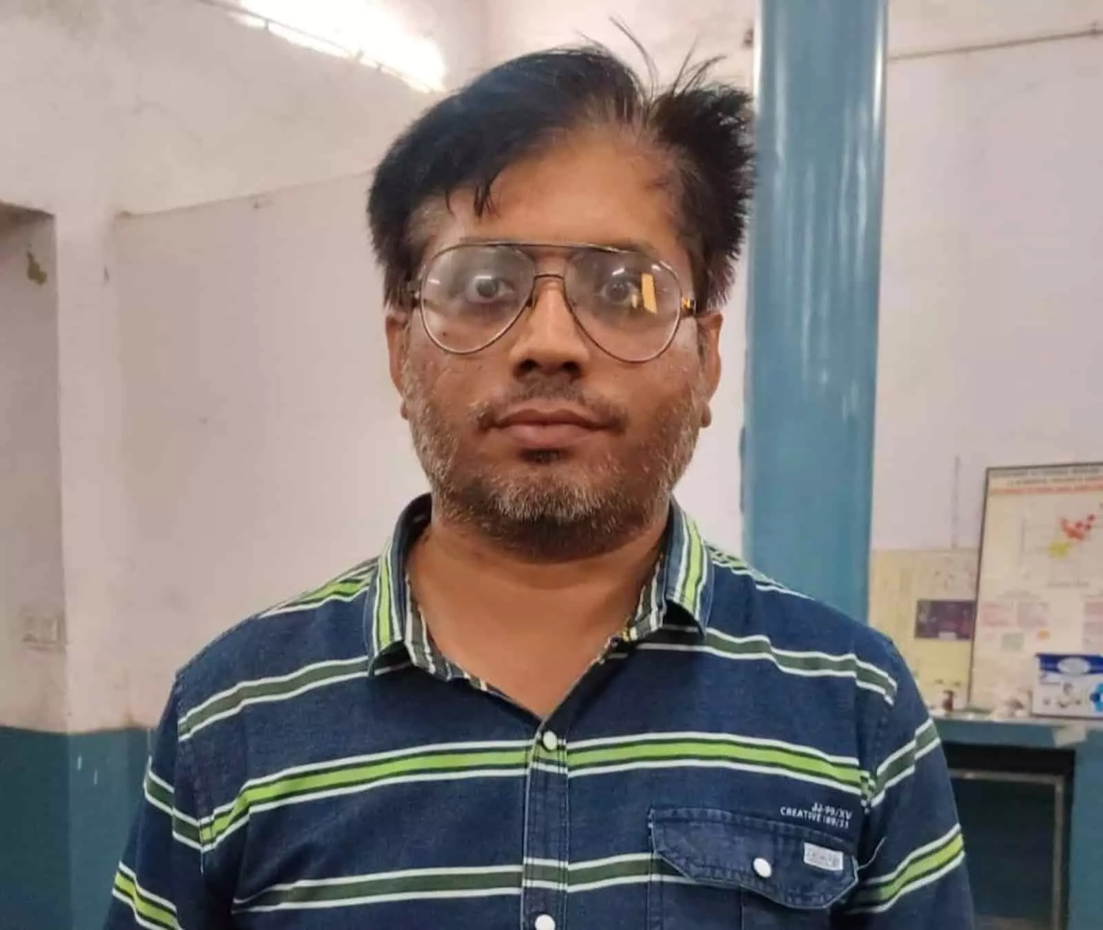 तस्वीर में चश्मा और धारीदार शर्ट पहने आरोपी अजमेर कोर्ट बम धमकी मामले में नजर आ रहा है। तस्वीर में चश्मा और धारीदार शर्ट पहने आरोपी अजमेर कोर्ट बम धमकी मामले में नजर आ रहा है।