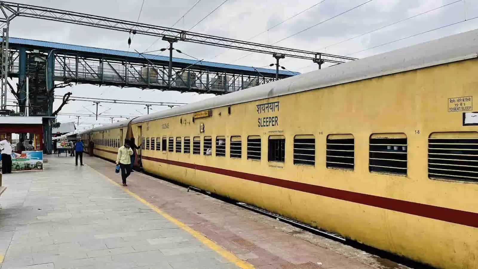 तस्वीर में रेलवे स्टेशन के प्लेटफॉर्म पर एक एक्सप्रेस ट्रेन खड़ी दिखाई दे रही है। तस्वीर में रेलवे स्टेशन के प्लेटफॉर्म पर एक एक्सप्रेस ट्रेन खड़ी दिखाई दे रही है।
