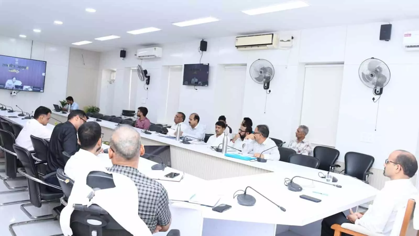 तस्वीर में सभागार में बैठकर वीडियो कॉन्फ्रेंस के माध्यम से समीक्षा बैठक करते प्रशासनिक अधिकारी। तस्वीर में सभागार में बैठकर वीडियो कॉन्फ्रेंस के माध्यम से समीक्षा बैठक करते प्रशासनिक अधिकारी।