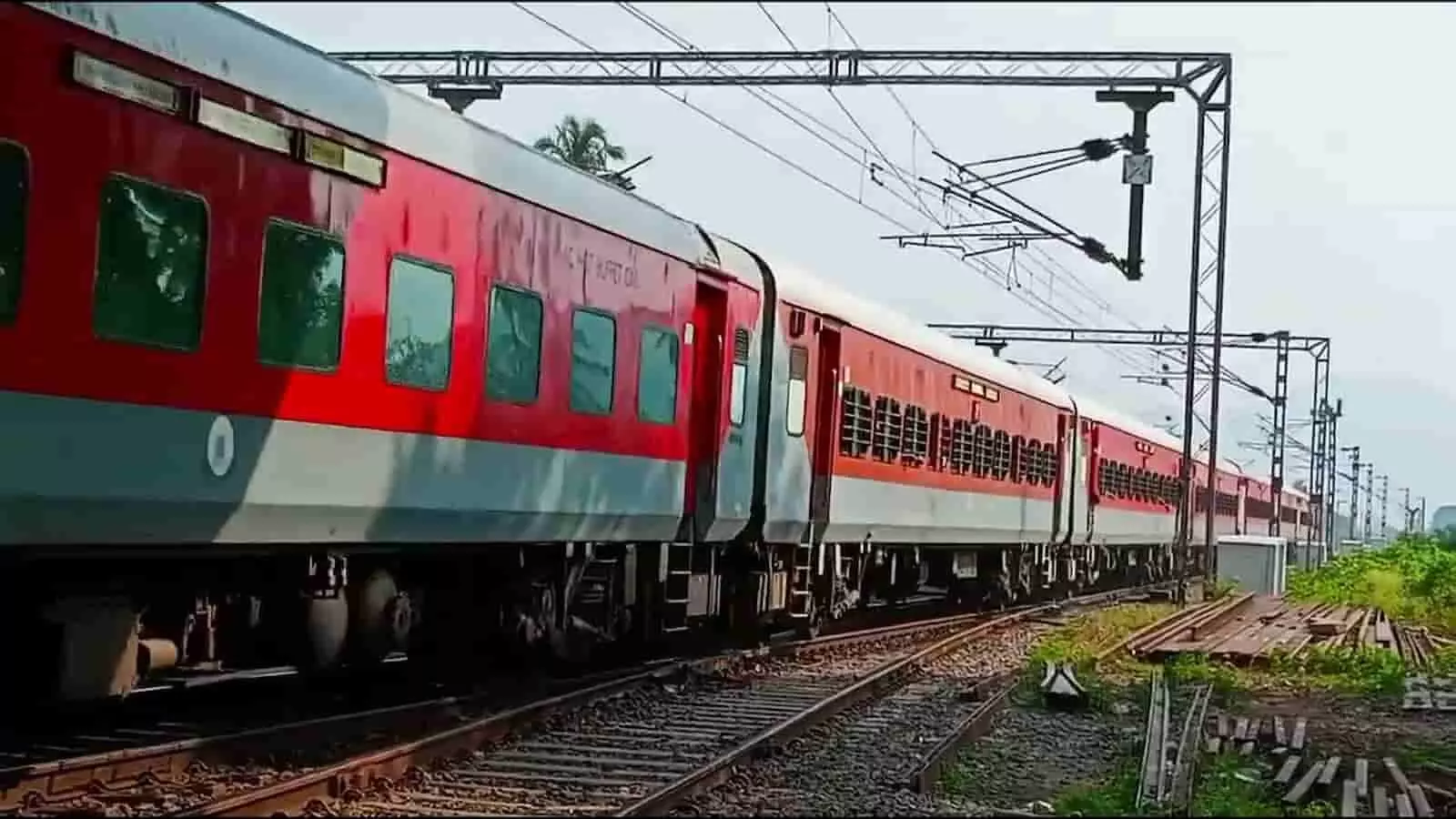 तस्वीर में रेलवे ट्रैक पर खड़ी एक्सप्रेस ट्रेन दिखाई दे रही है। तस्वीर में रेलवे ट्रैक पर खड़ी एक्सप्रेस ट्रेन दिखाई दे रही है।