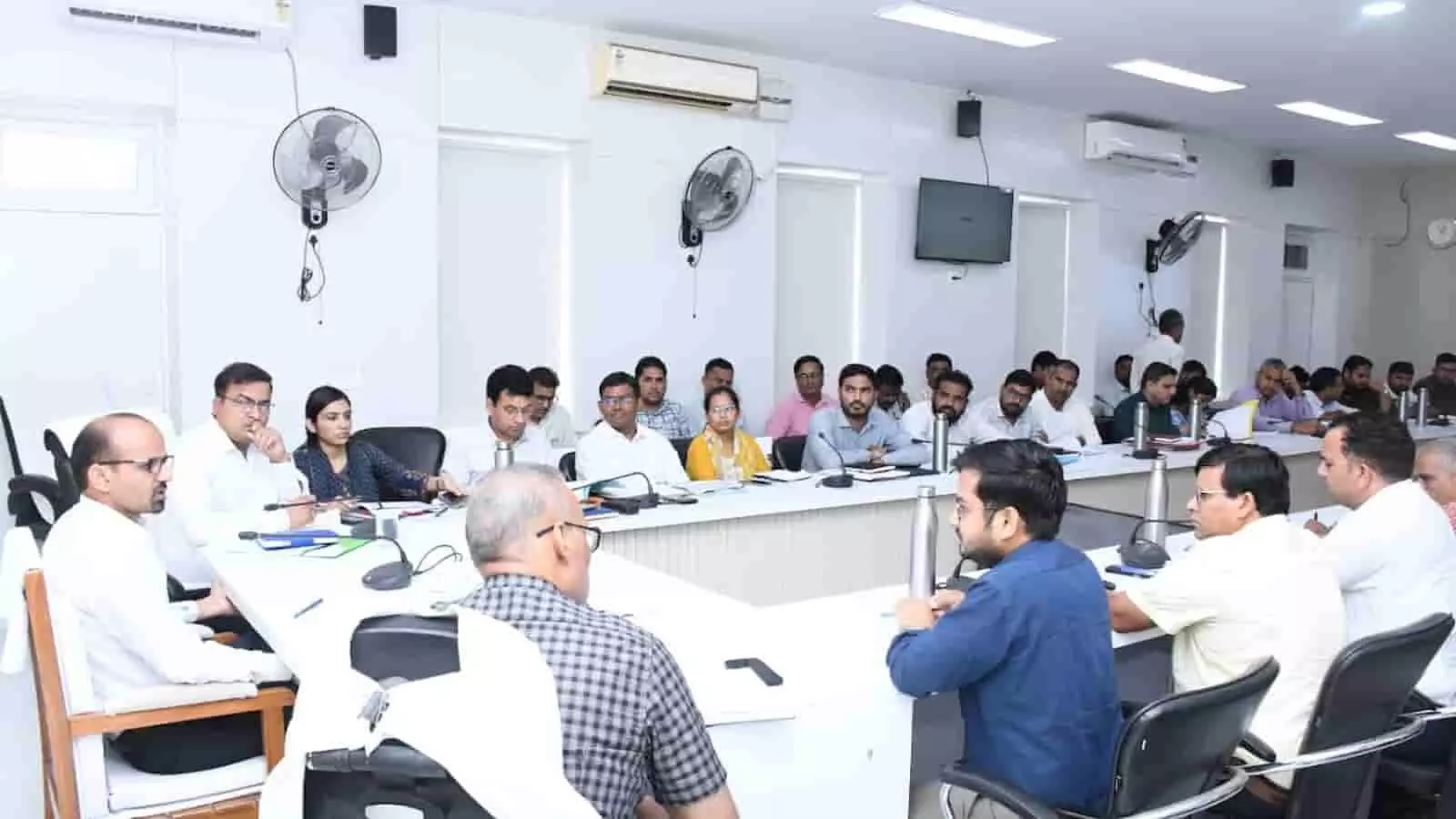 बैठक कक्ष में प्रशासनिक अधिकारियों के साथ समीक्षा बैठक करते जिला कलक्टर काना राम। बैठक कक्ष में प्रशासनिक अधिकारियों के साथ समीक्षा बैठक करते जिला कलक्टर काना राम।