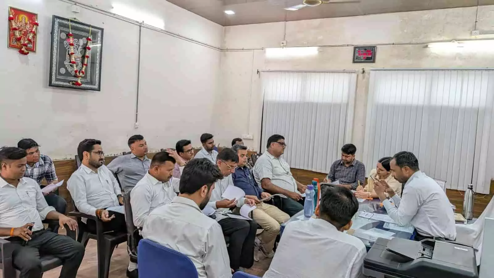 उप श्रम आयुक्त कार्यालय में राजस्थान दुकान संस्थानों के संचालन पर बैठक करते अधिकारी और प्रतिनिधि। उप श्रम आयुक्त कार्यालय में राजस्थान दुकान संस्थानों के संचालन पर बैठक करते अधिकारी और प्रतिनिधि।