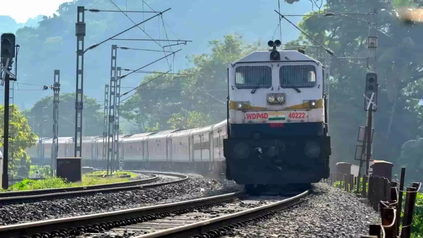 तस्वीर में पटरियों पर ट्रेन का संचालन होता हुआ दिखाई दे रहा है। तस्वीर में पटरियों पर ट्रेन का संचालन होता हुआ दिखाई दे रहा है।