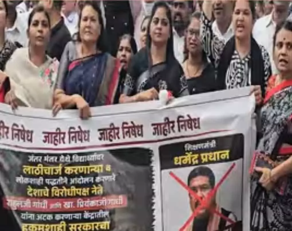 अमरावती में जंतर-मंतर की घटना के विरोध में बैनर लेकर प्रदर्शन करतीं महिला कार्यकर्ता। अमरावती में जंतर-मंतर की घटना के विरोध में बैनर लेकर प्रदर्शन करतीं महिला कार्यकर्ता।