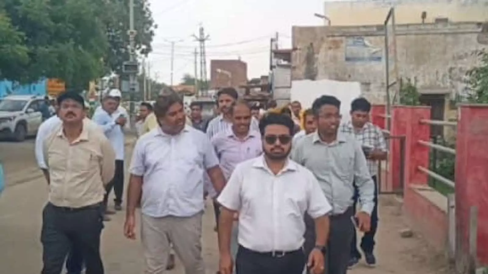 तस्वीर में जिला कलक्टर और अधिकारी गोवर्धन में परिक्रमा मार्ग का निरीक्षण करते दिख रहे हैं। तस्वीर में जिला कलक्टर और अधिकारी गोवर्धन में परिक्रमा मार्ग का निरीक्षण करते दिख रहे हैं।