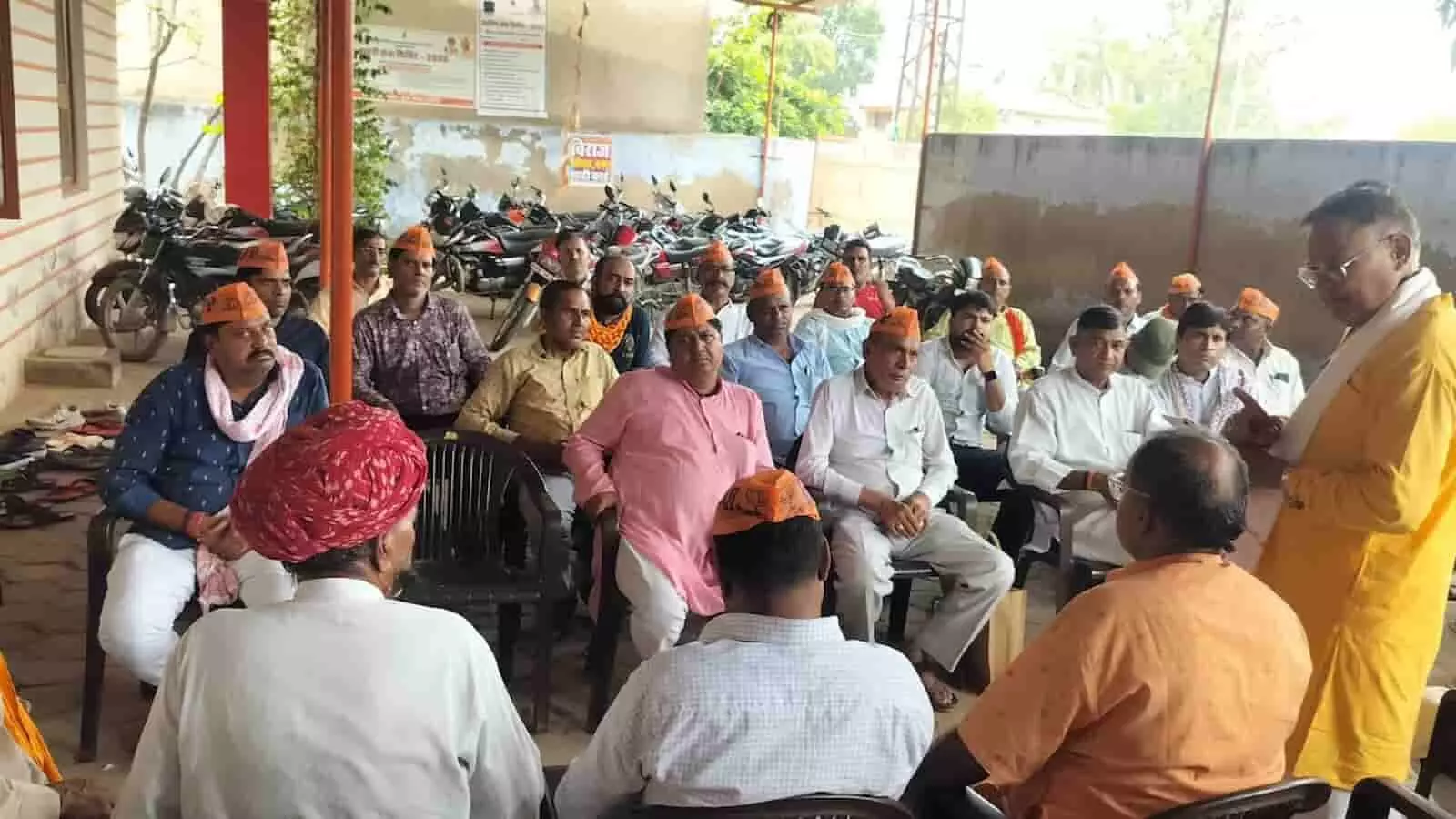 भाजपा कार्यालय में संगठनात्मक बैठक के दौरान चर्चा करते हुए पार्टी पदाधिकारी और कार्यकर्ता। भाजपा कार्यालय में संगठनात्मक बैठक के दौरान चर्चा करते हुए पार्टी पदाधिकारी और कार्यकर्ता।