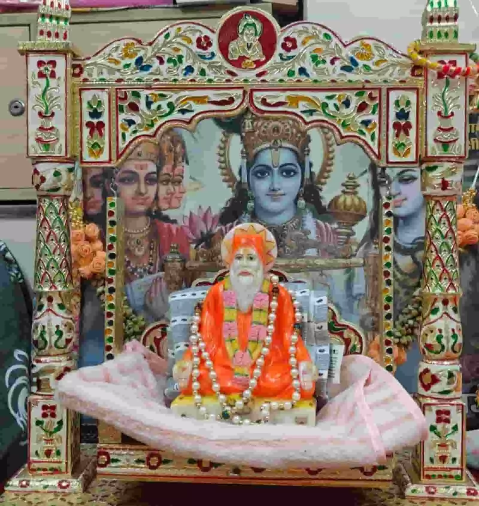 तस्वीर में जयपुर के श्री अमरापुर स्थान पर सजाई गई स्वामी टेऊँराम जी महाराज की छठी महोत्सव की पालना झांकी दिख रही है। तस्वीर में जयपुर के श्री अमरापुर स्थान पर सजाई गई स्वामी टेऊँराम जी महाराज की छठी महोत्सव की पालना झांकी दिख रही है।