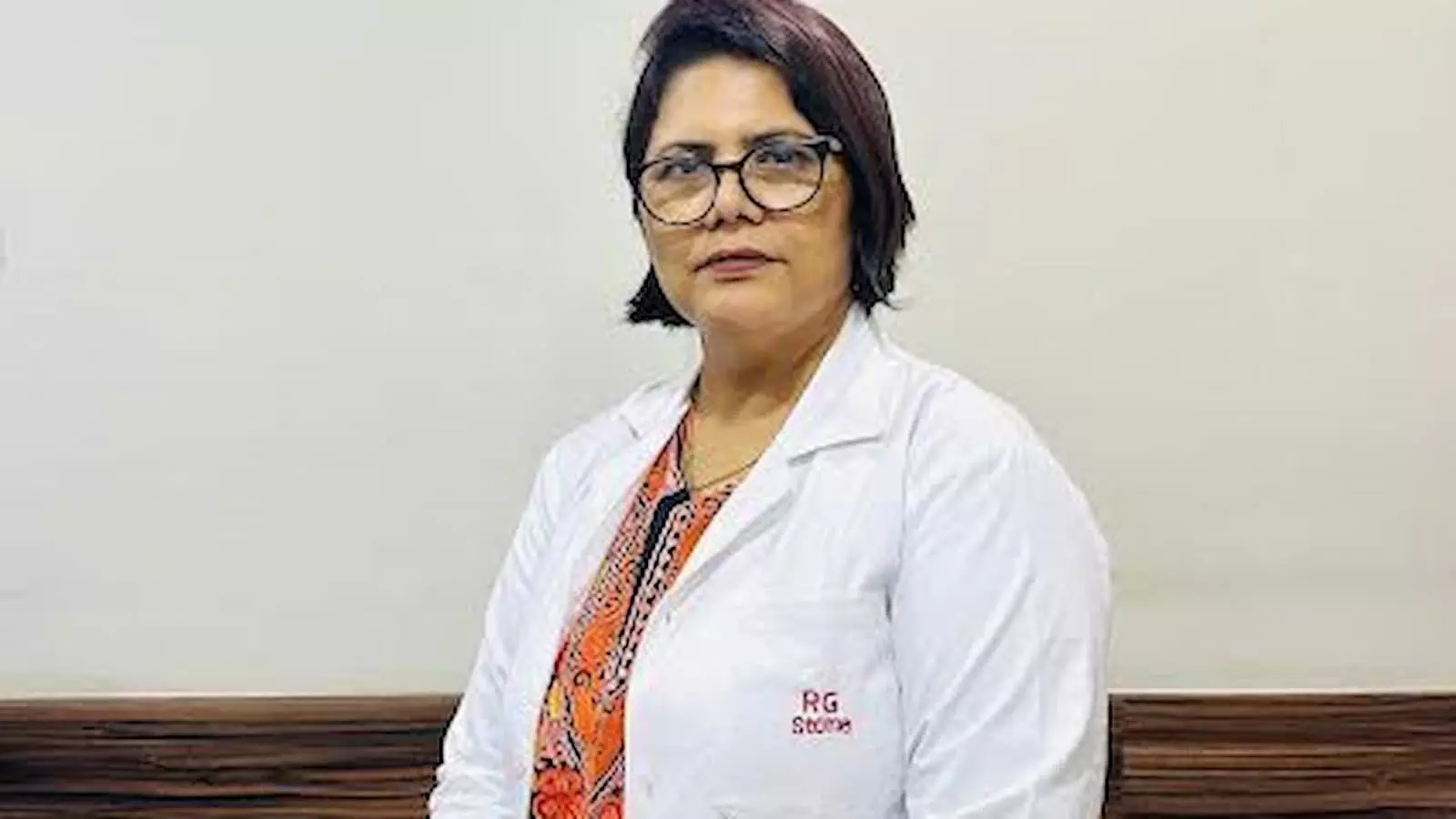 तस्वीर में सफेद कोट पहने सीनियर कंसल्टेंट डॉक्टर ताप्ती सेन नजर आ रही हैं। तस्वीर में सफेद कोट पहने सीनियर कंसल्टेंट डॉक्टर ताप्ती सेन नजर आ रही हैं।