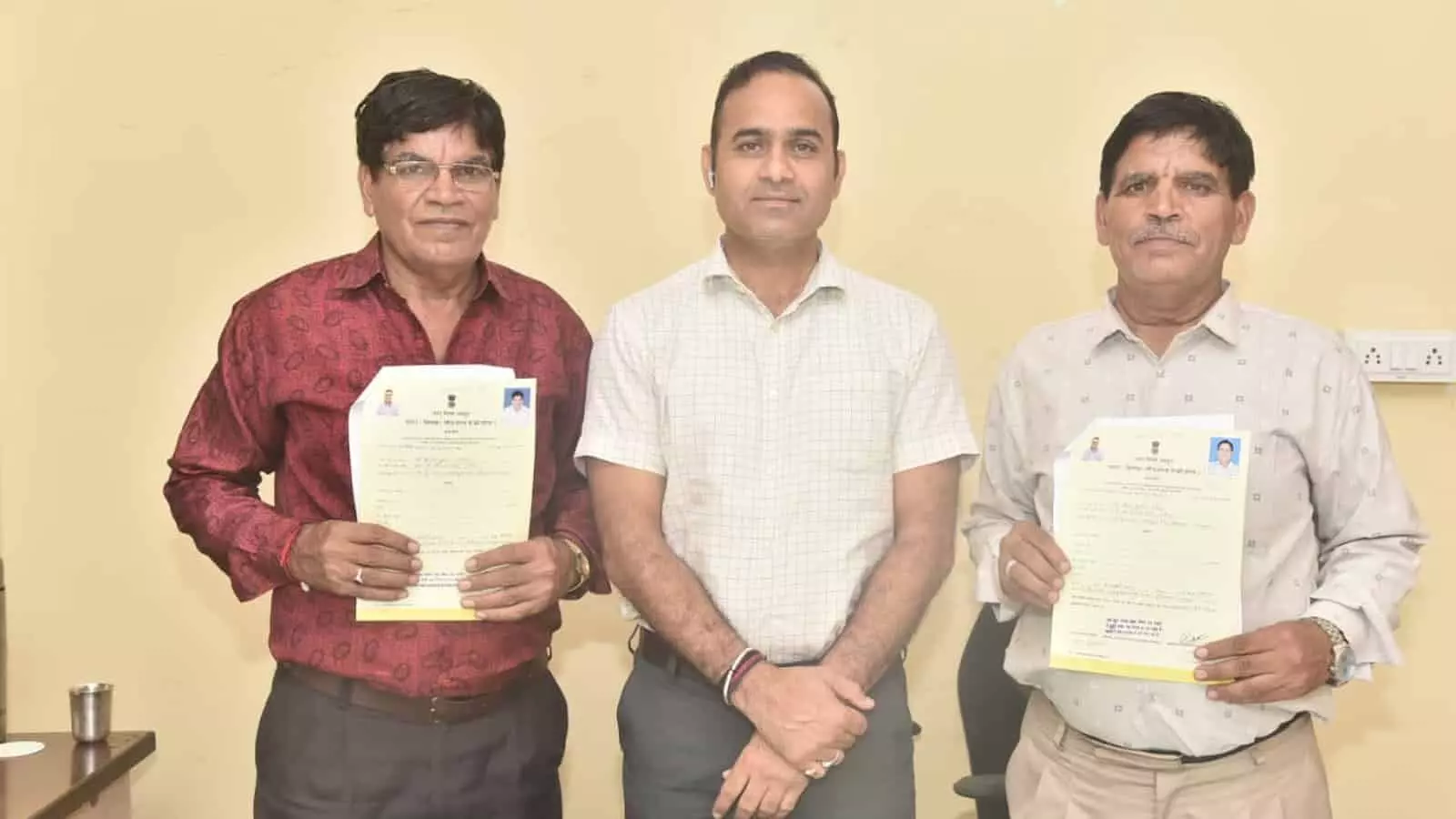 तस्वीर में जयपुर नगर निगम के शिविर में दस्तावेज और पट्टे दिखाते हुए लोग नजर आ रहे हैं। तस्वीर में जयपुर नगर निगम के शिविर में दस्तावेज और पट्टे दिखाते हुए लोग नजर आ रहे हैं।