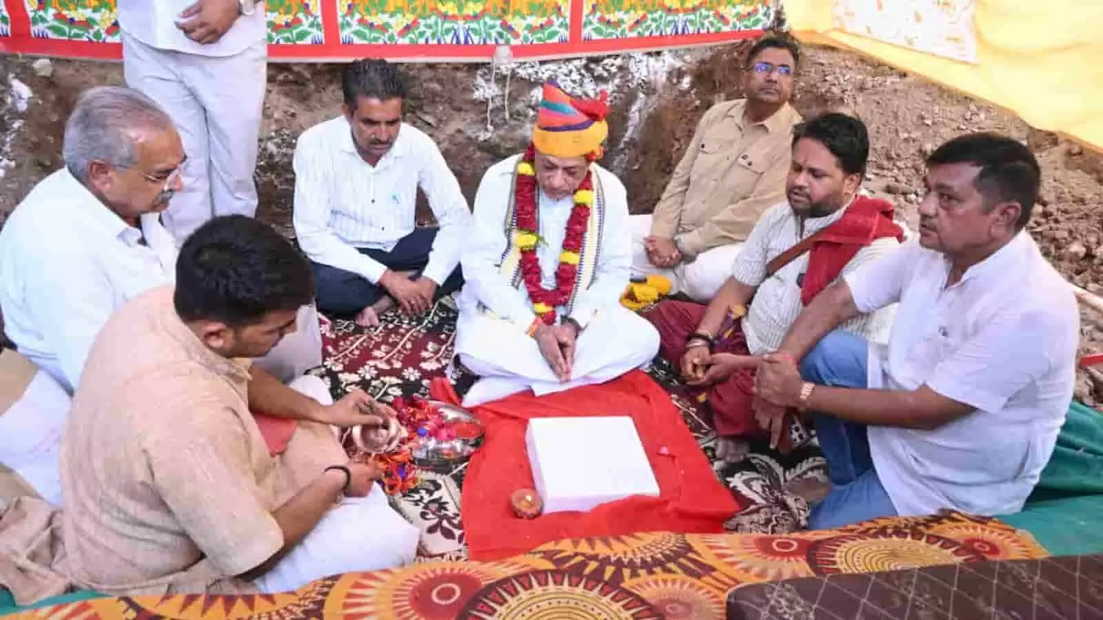 तखतगढ़ में प्रवेश द्वार के भूमि पूजन कार्यक्रम में बैठे कैबिनेट मंत्री जोराराम कुमावत और अन्य लोग। तखतगढ़ में प्रवेश द्वार के भूमि पूजन कार्यक्रम में बैठे कैबिनेट मंत्री जोराराम कुमावत और अन्य लोग।