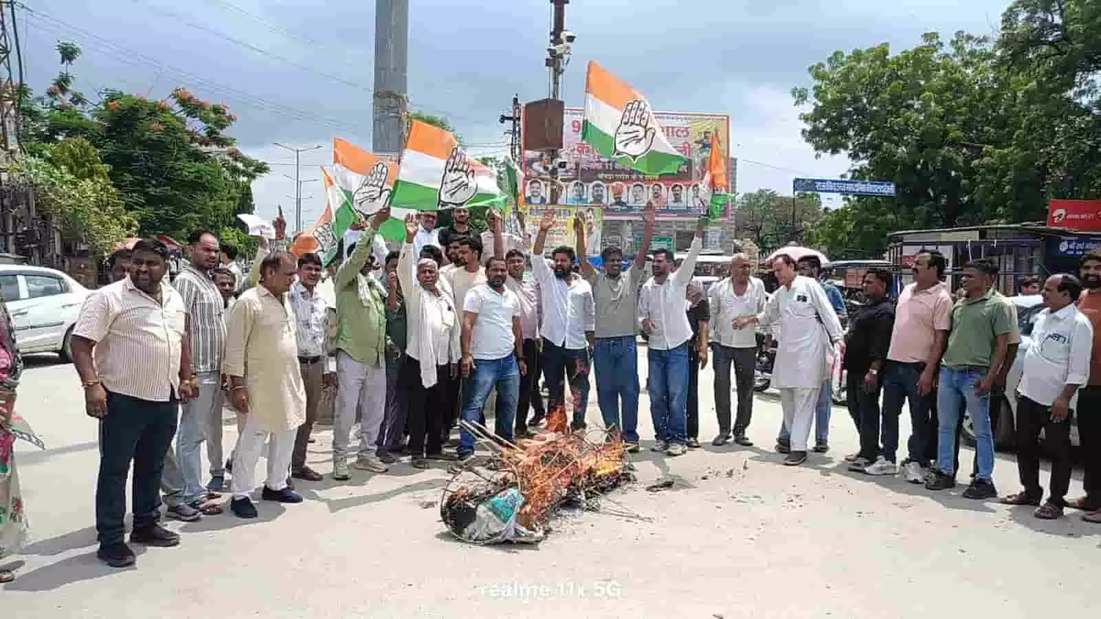 देवली में कांग्रेस कार्यकर्ताओं द्वारा केंद्र सरकार के विरोध में पुतला दहन किया जा रहा है। देवली में कांग्रेस कार्यकर्ताओं द्वारा केंद्र सरकार के विरोध में पुतला दहन किया जा रहा है।