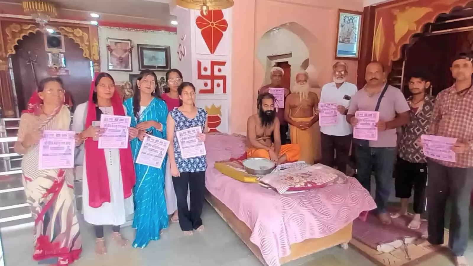 कोटा के शिवपुरीधाम में महंत महेशपुरी और श्रद्धालु शिवमहापुराण कथा का पोस्टर दिखाते हुए। कोटा के शिवपुरीधाम में महंत महेशपुरी और श्रद्धालु शिवमहापुराण कथा का पोस्टर दिखाते हुए।