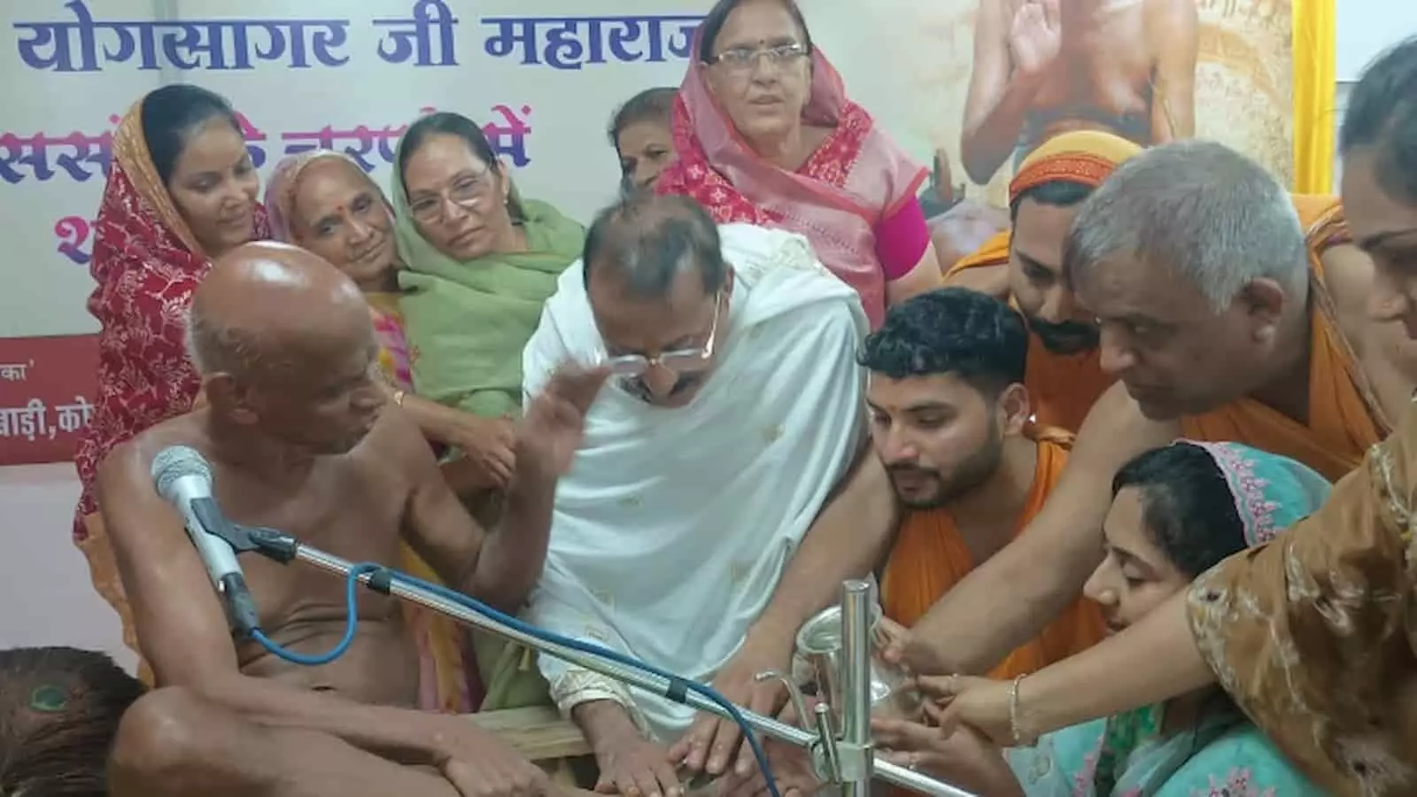 कोटा के मंदिर में मुनि योगसागर जी महाराज के सान्निध्य में अनुष्ठान करते श्रद्धालु। कोटा के मंदिर में मुनि योगसागर जी महाराज के सान्निध्य में अनुष्ठान करते श्रद्धालु।