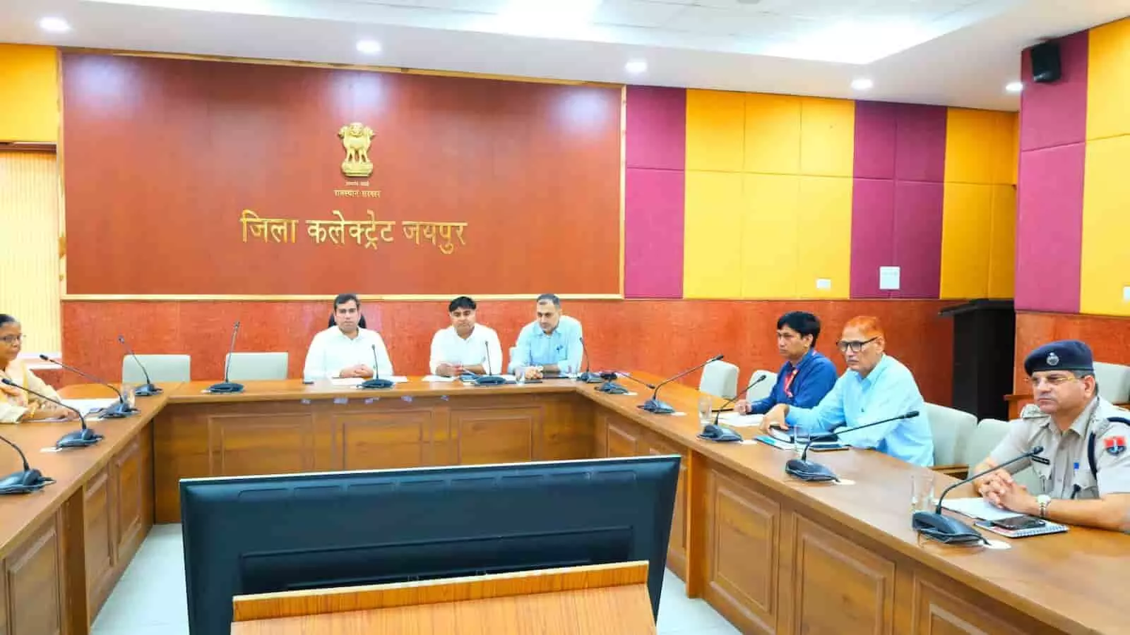 जयपुर कलेक्ट्रेट सभागार में बैठक की मेज पर अधिकारियों के साथ चर्चा करते जिला कलेक्टर। जयपुर कलेक्ट्रेट सभागार में बैठक की मेज पर अधिकारियों के साथ चर्चा करते जिला कलेक्टर।