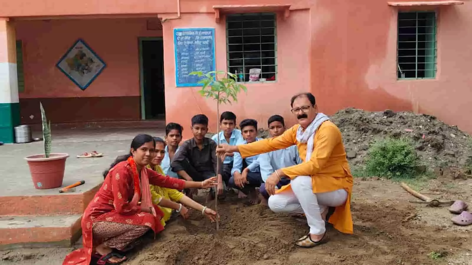 राजसमंद के स्कूल परिसर में एक छोटे पौधे को रोपते शिक्षक, शिक्षिकाएं और स्कूली छात्र। राजसमंद के स्कूल परिसर में एक छोटे पौधे को रोपते शिक्षक, शिक्षिकाएं और स्कूली छात्र।