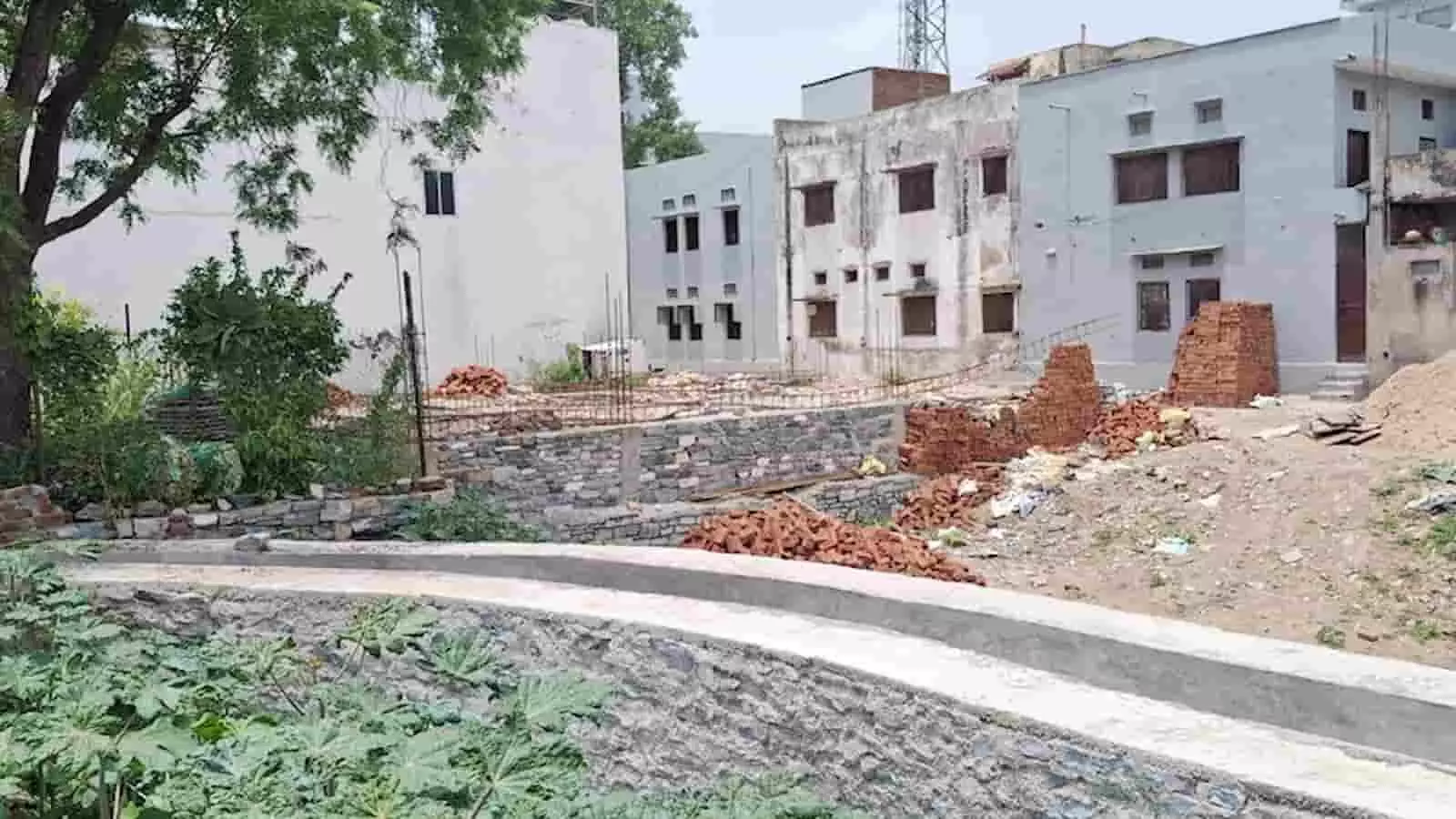 बसंत नगर में निर्मित नाली के समीप पड़ा मलबा और जारी अवैध निर्माण कार्य। बसंत नगर में निर्मित नाली के समीप पड़ा मलबा और जारी अवैध निर्माण कार्य।