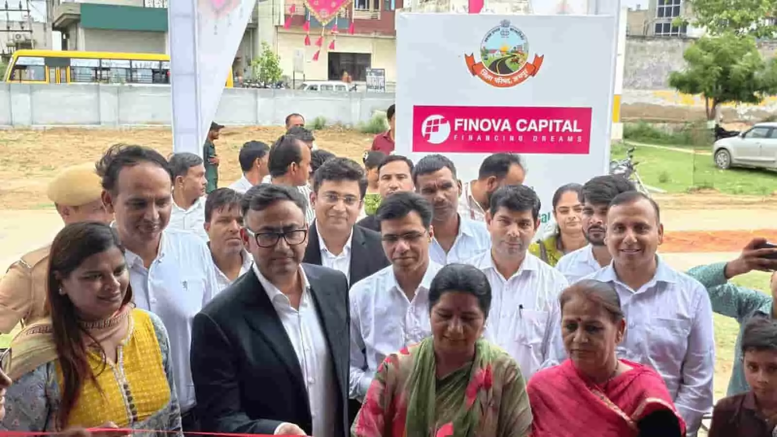 तस्वीर में फागी में नए कौशल केंद्र के उद्घाटन पर रिबन काटते अतिथि दिख रहे हैं। तस्वीर में फागी में नए कौशल केंद्र के उद्घाटन पर रिबन काटते अतिथि दिख रहे हैं।