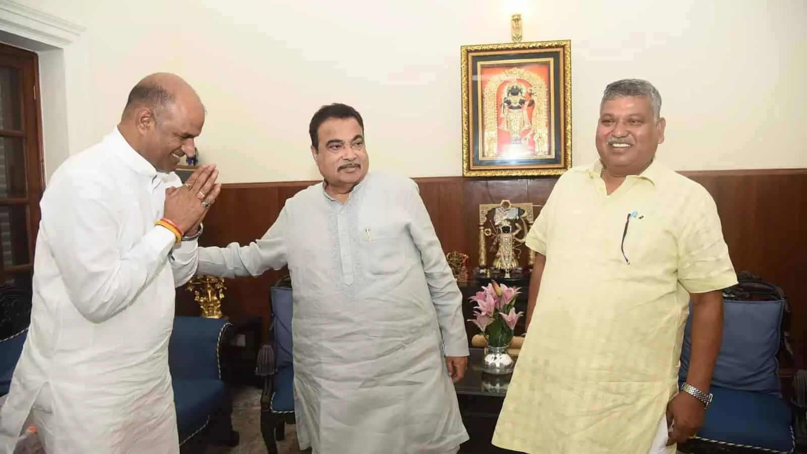नई दिल्ली में केंद्रीय मंत्री नितिन गडकरी का हाथ जोड़कर अभिवादन करते सांसद सीपी जोशी की तस्वीर। नई दिल्ली में केंद्रीय मंत्री नितिन गडकरी का हाथ जोड़कर अभिवादन करते सांसद सीपी जोशी की तस्वीर।