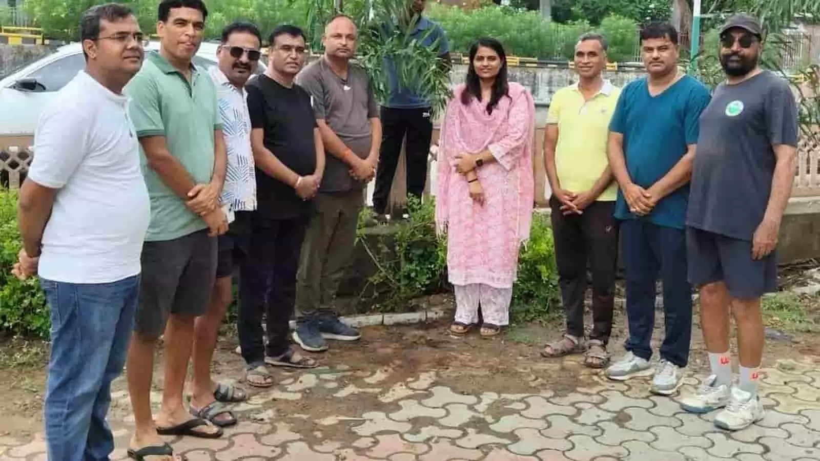 तस्वीर में जिला कलक्टर डॉ. मंजू क्लब परिसर में सदस्यों के साथ पौधे के पास खड़ी हैं। तस्वीर में जिला कलक्टर डॉ. मंजू क्लब परिसर में सदस्यों के साथ पौधे के पास खड़ी हैं।